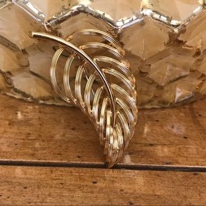 Pretty vintage Monet leaf brooch